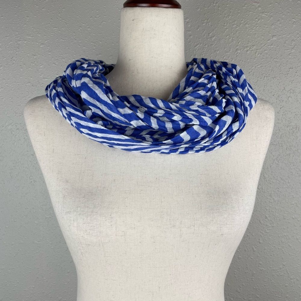 Chic Viscosse Infinity Scarf EUC - Picture 2 of 5